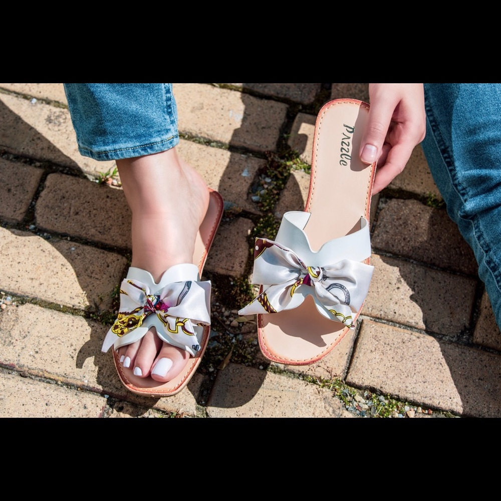 White bow sandal